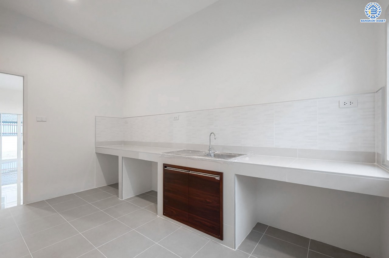 บ้านมือสองตกแต่งใหม่ โครงการ นาราภิรมย์ พุทธมณฑลสาย3 ตกแต่งหรูหรา เนื้อที่ 100 ตร.ว. พื้นที่ใช้สอย 218.73 ตร.ม. ฟังก์ชัน 3 ห้องนอน 4 ห้องน้ำ 1 ห้องแม่บ้าน จอดรถได้ 2 คัน บนทำเลเชื่อมต่อเมือง ใกล้เซ็นทรัลศาลายา, เดอะมอลล์บางแค และทางคู่ขนานลอยฟ้าบรมราชชนนี รายล้อมด้วยสิ่งอำนวยความสะดวกครบ